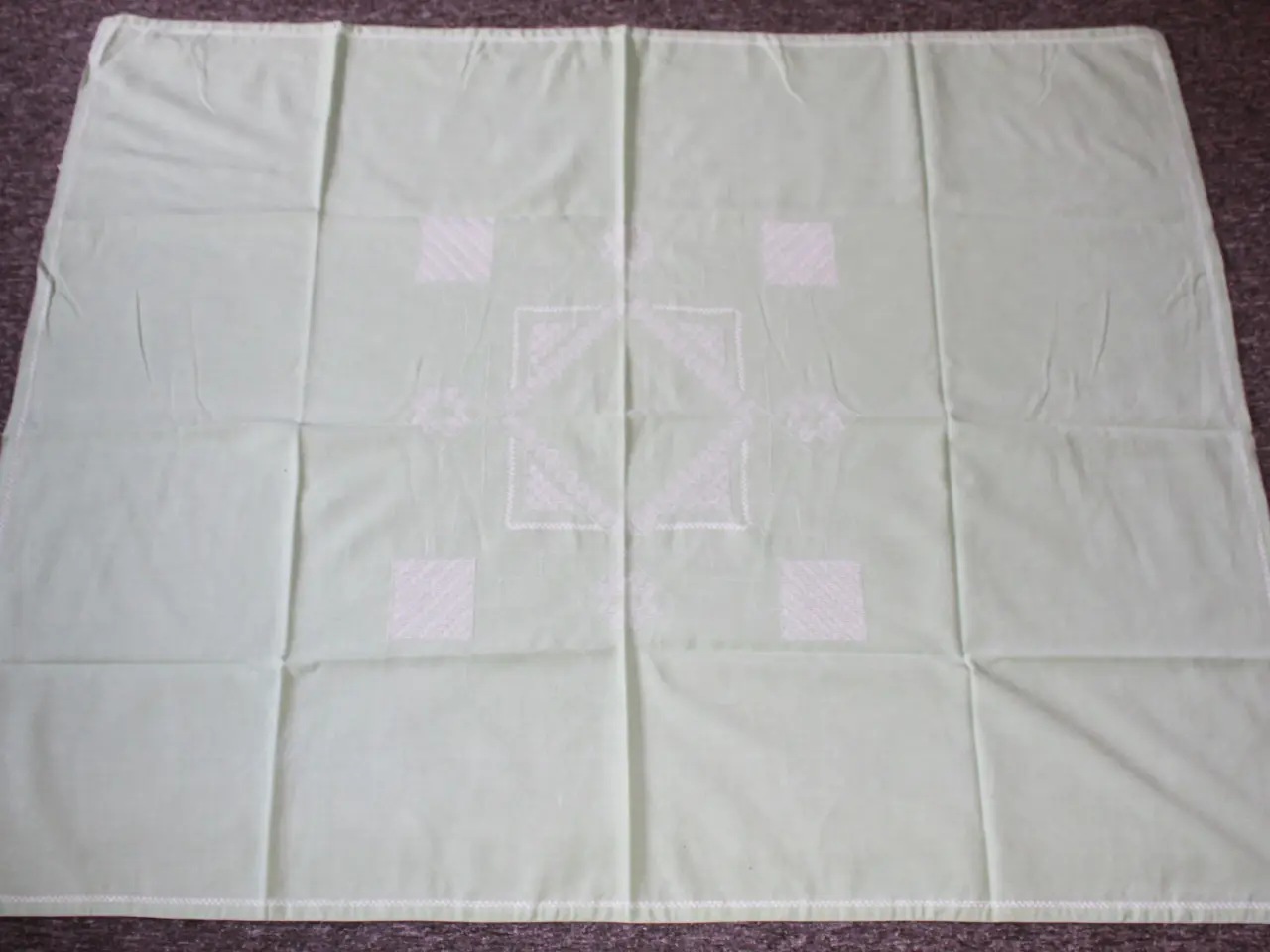 Billede 2 - Lys grøn dug med hvidt broderi, 118 x 145 cm