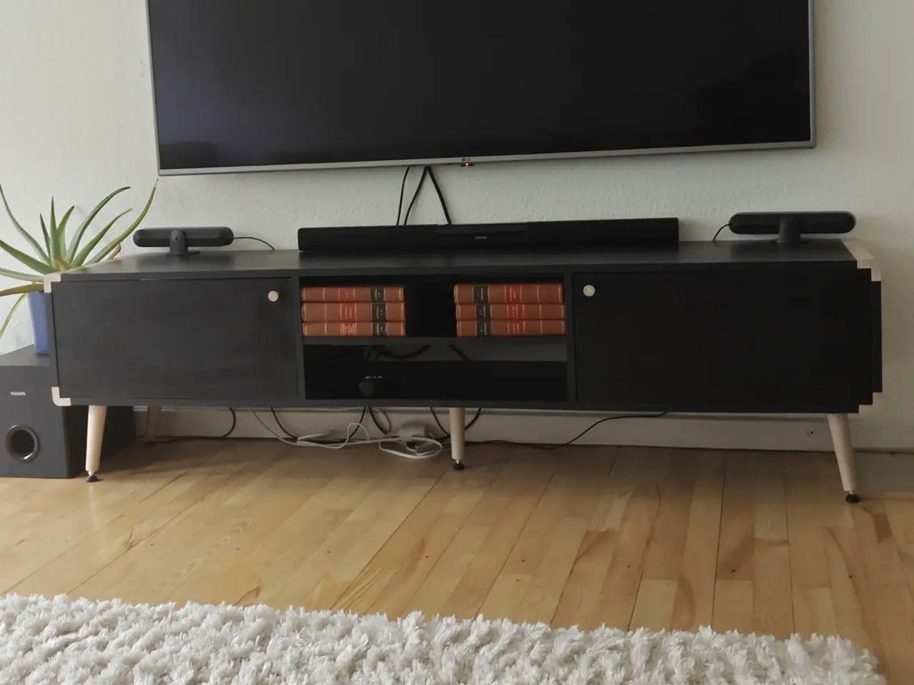 Billede 1 - Tv bord, i sort træ