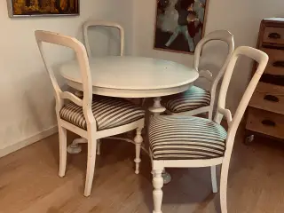 Rundt spisebord med 4 stole