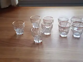 Små shotsglas/snapseglas med guldkant.