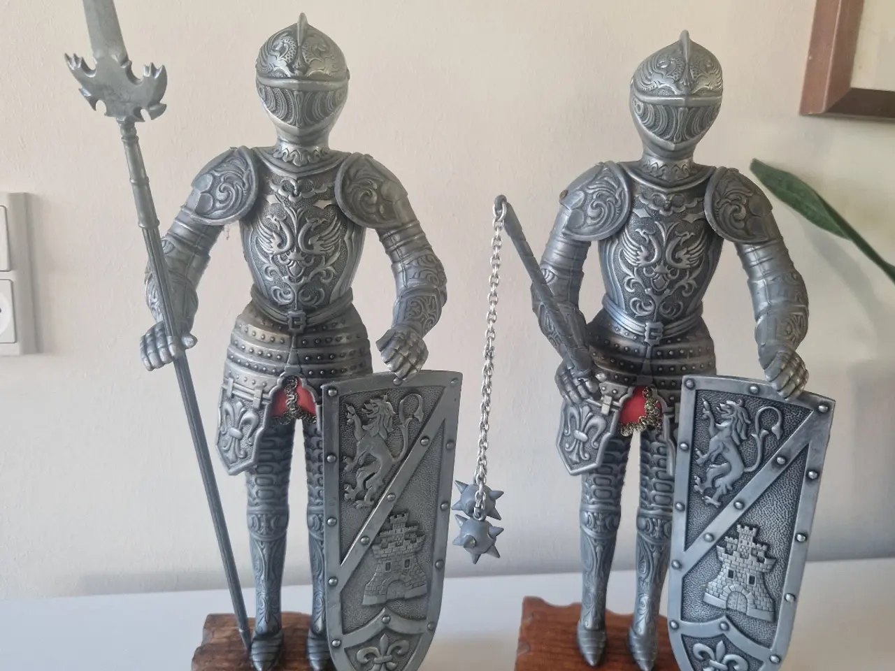 Billede 1 - Sæt med 2 flotte Kolser rustningsfigurer
