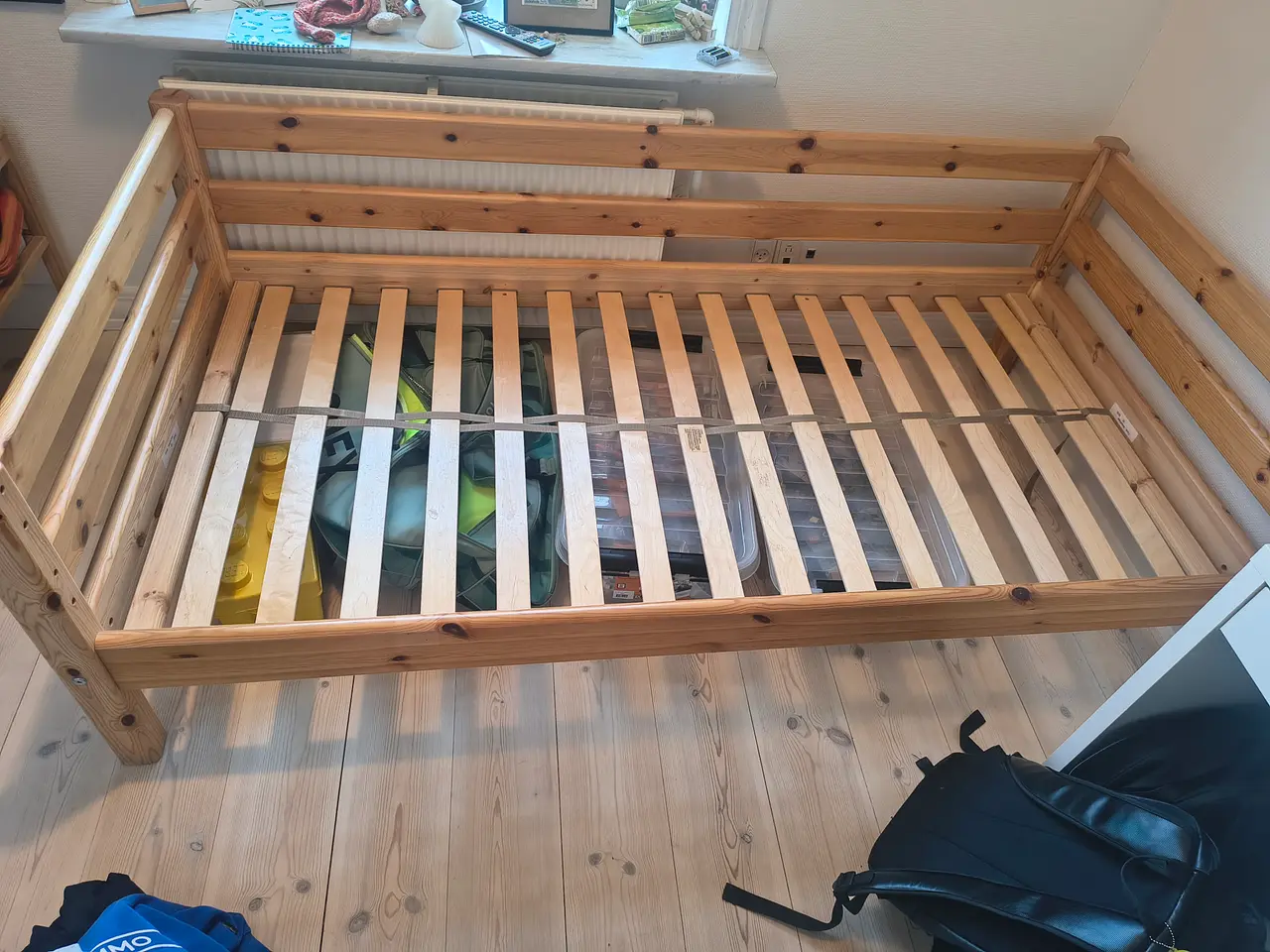 Billede 2 - Flexa enkeltseng fyrretræ med madras og sengehest 