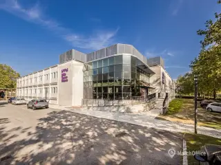 Kontorlejemål i moderne flerbrugerhus med fælles faciliteter