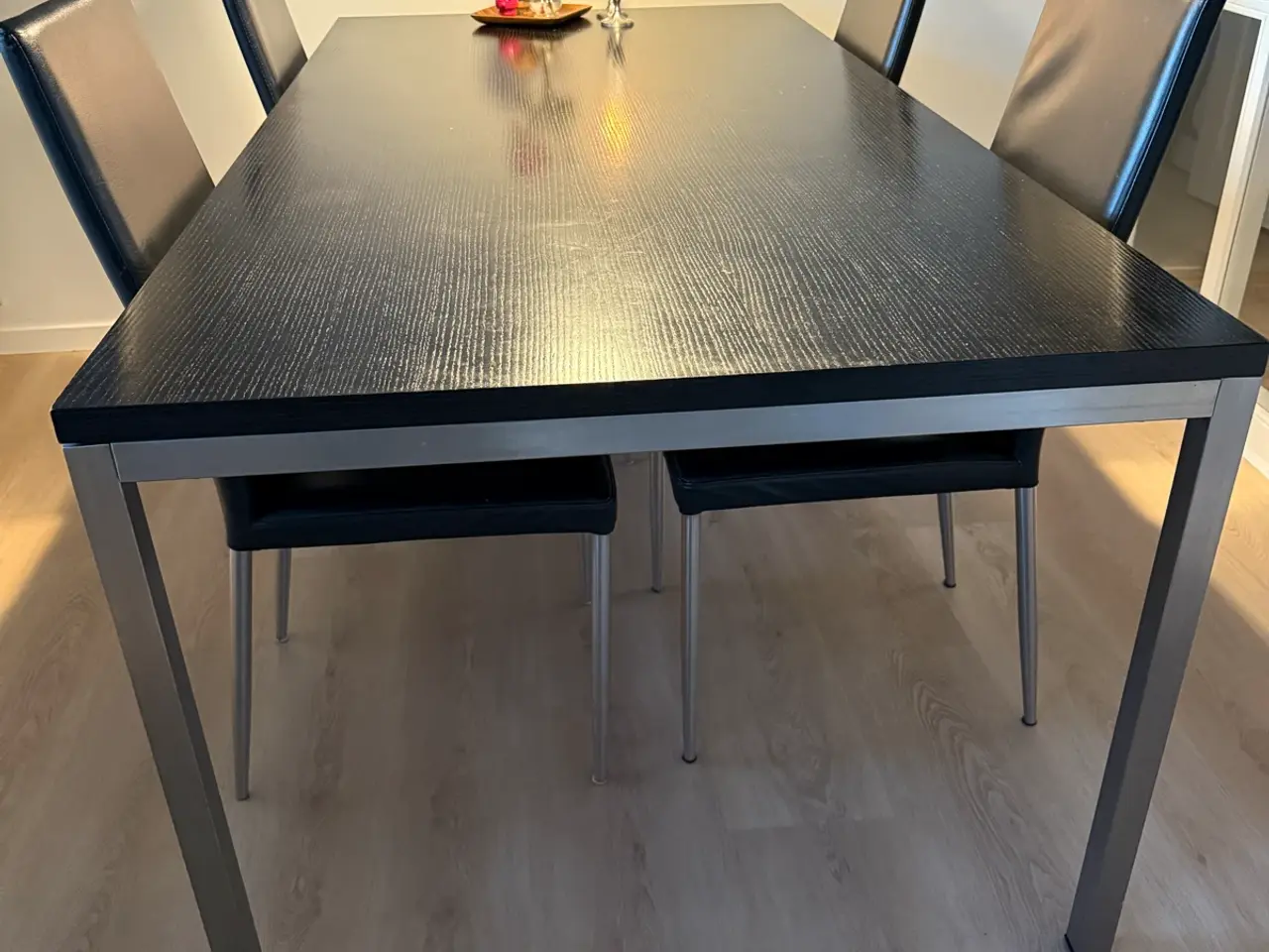 Billede 1 - Spisebord i sortlakeret egetræ