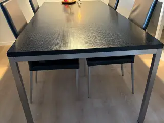Spisebord i sortlakeret egetræ