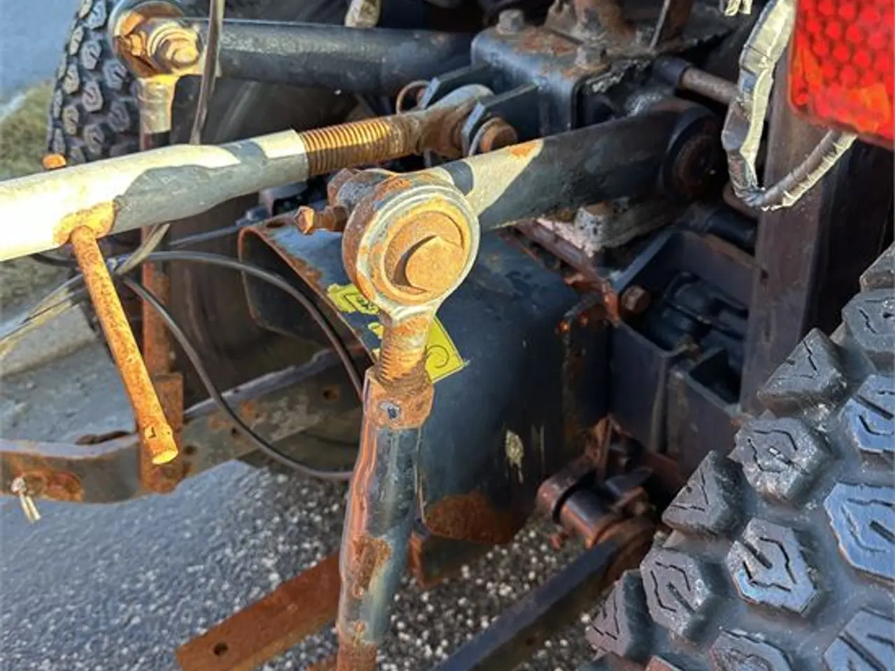 Billede 24 - Massey Ferguson 1523 -Only 375 hours With broom and salt spreder