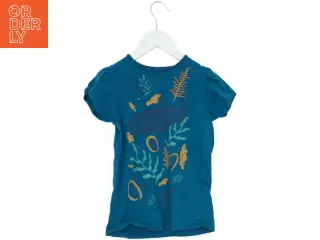 Blå t-shirt med havmotiv (str. 104)