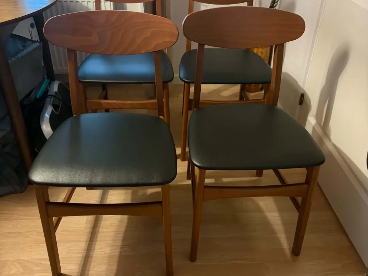 Billede 8 - Pænt spisebord "med stole" læs tekst