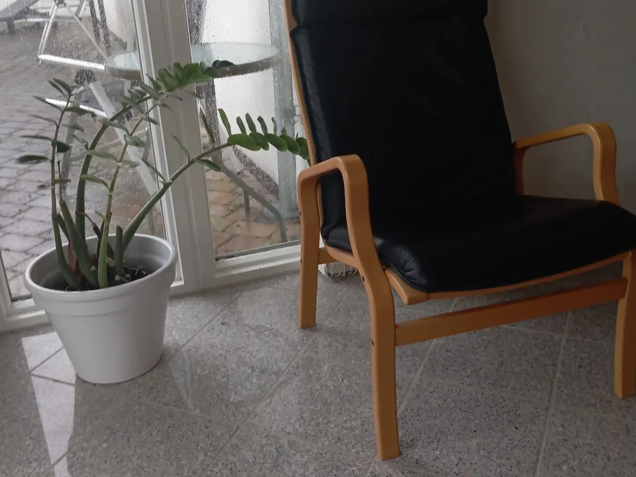 Billede 4 - Fin lænestol i Bøgetræ og sort læder.