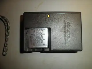 Lader, batterier og kabler købes.