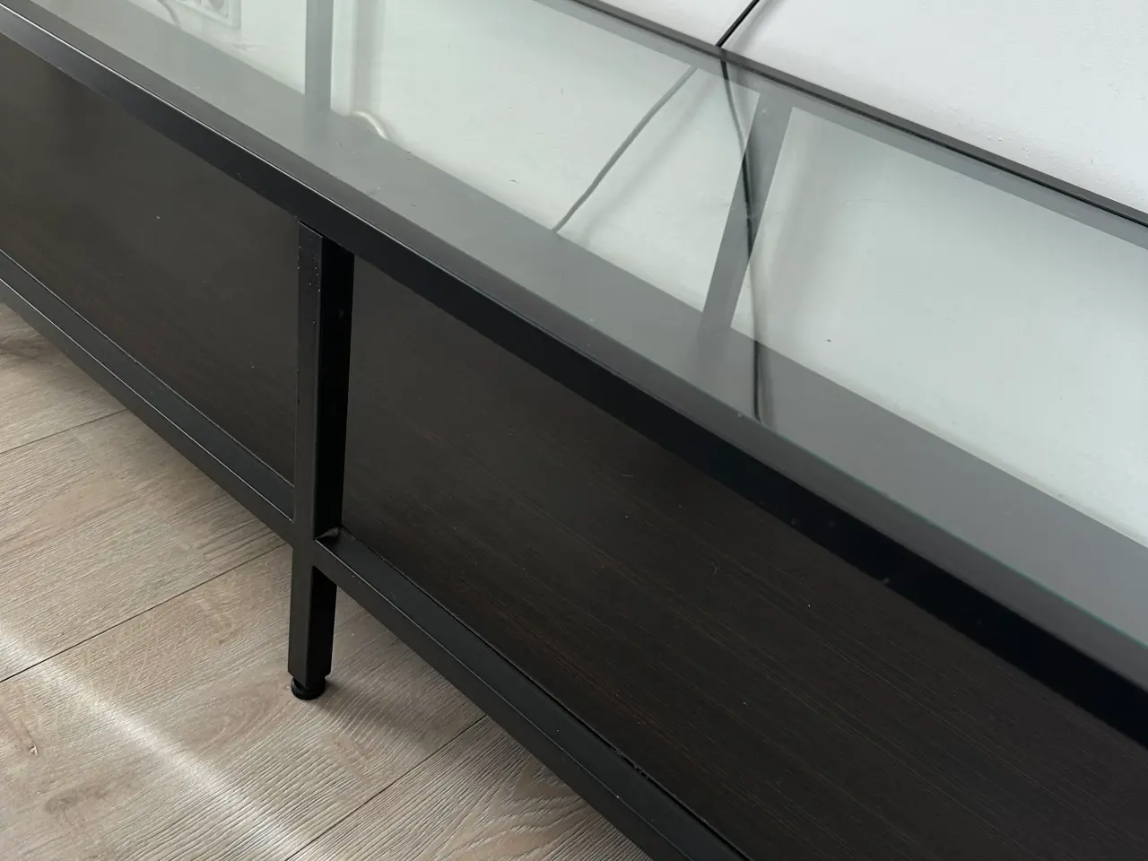 Billede 4 - TV bord i mørkt træ med glas 