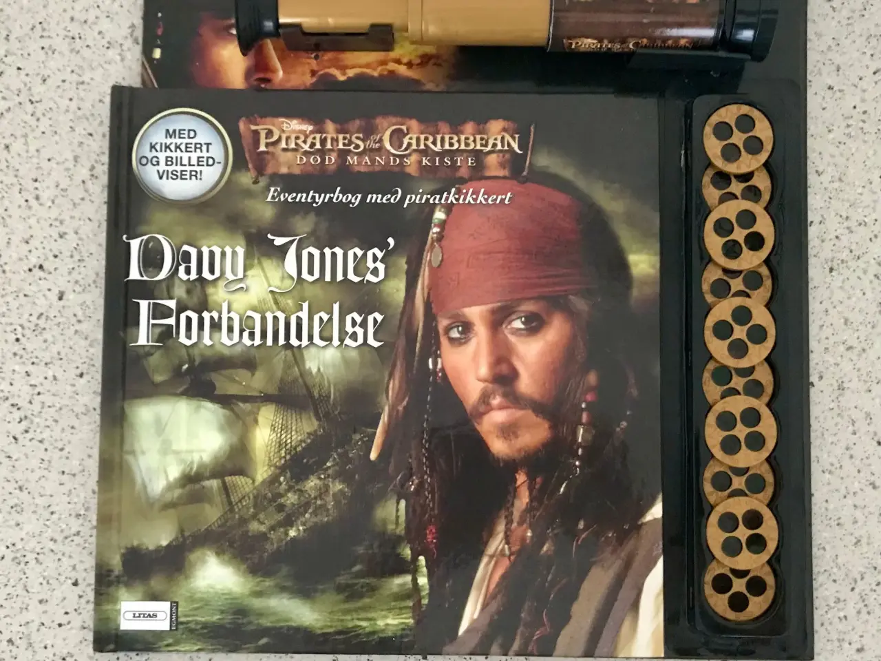 Billede 1 - PIRATES of the CARRIBEAN: Eventyrbog med kikkert m