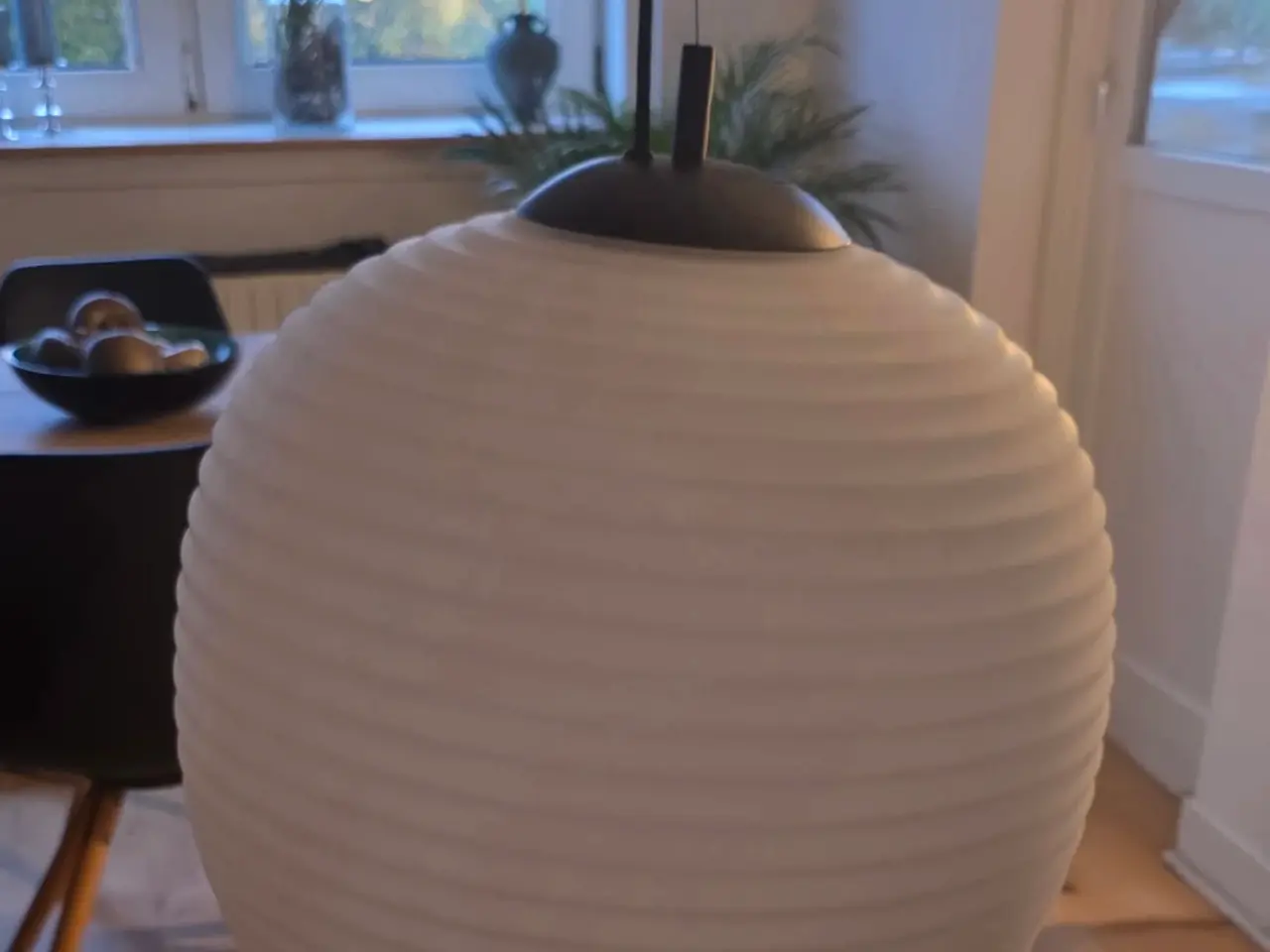 Billede 1 - Loftlampe i hvid opal glas med sort top og ledning