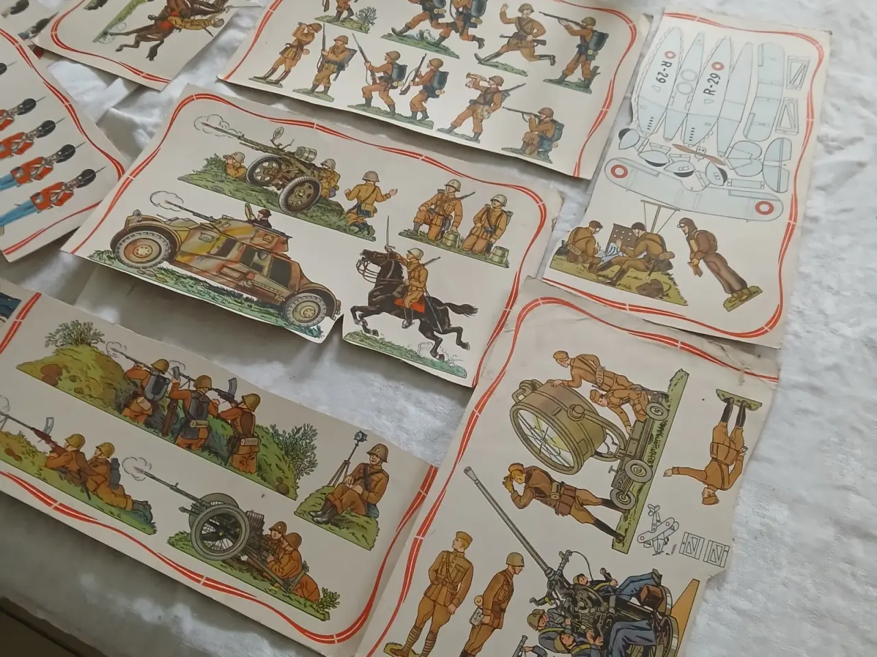 Billede 1 - Samling af gamle papfigurer med soldater,