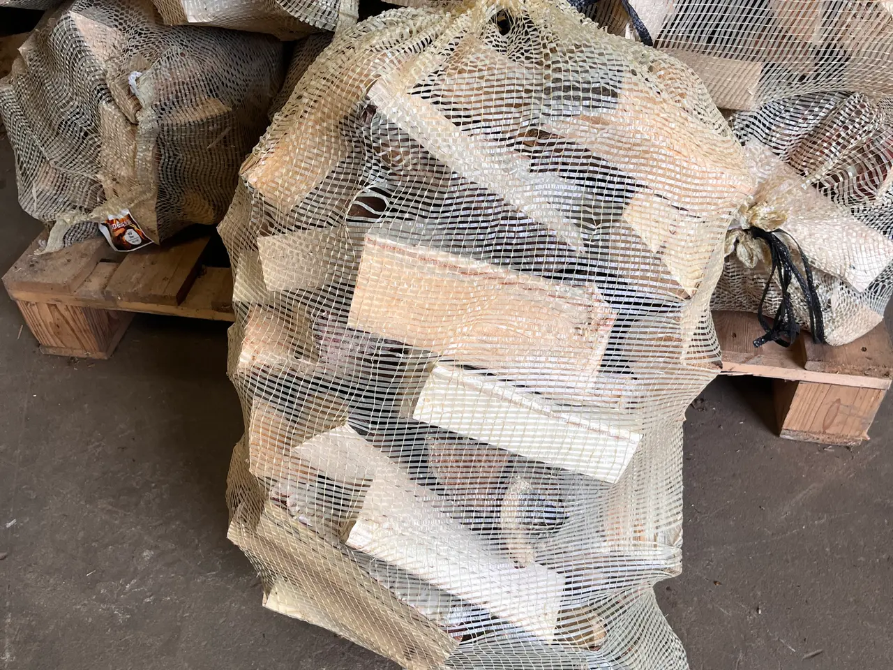 Billede 1 - Brændesække ca. 20 kg, knastørt, 60 kr. stk.
