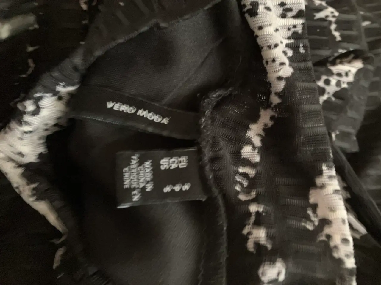 Billede 3 - Vero Moda hverdagskjole i sort med mønster. 