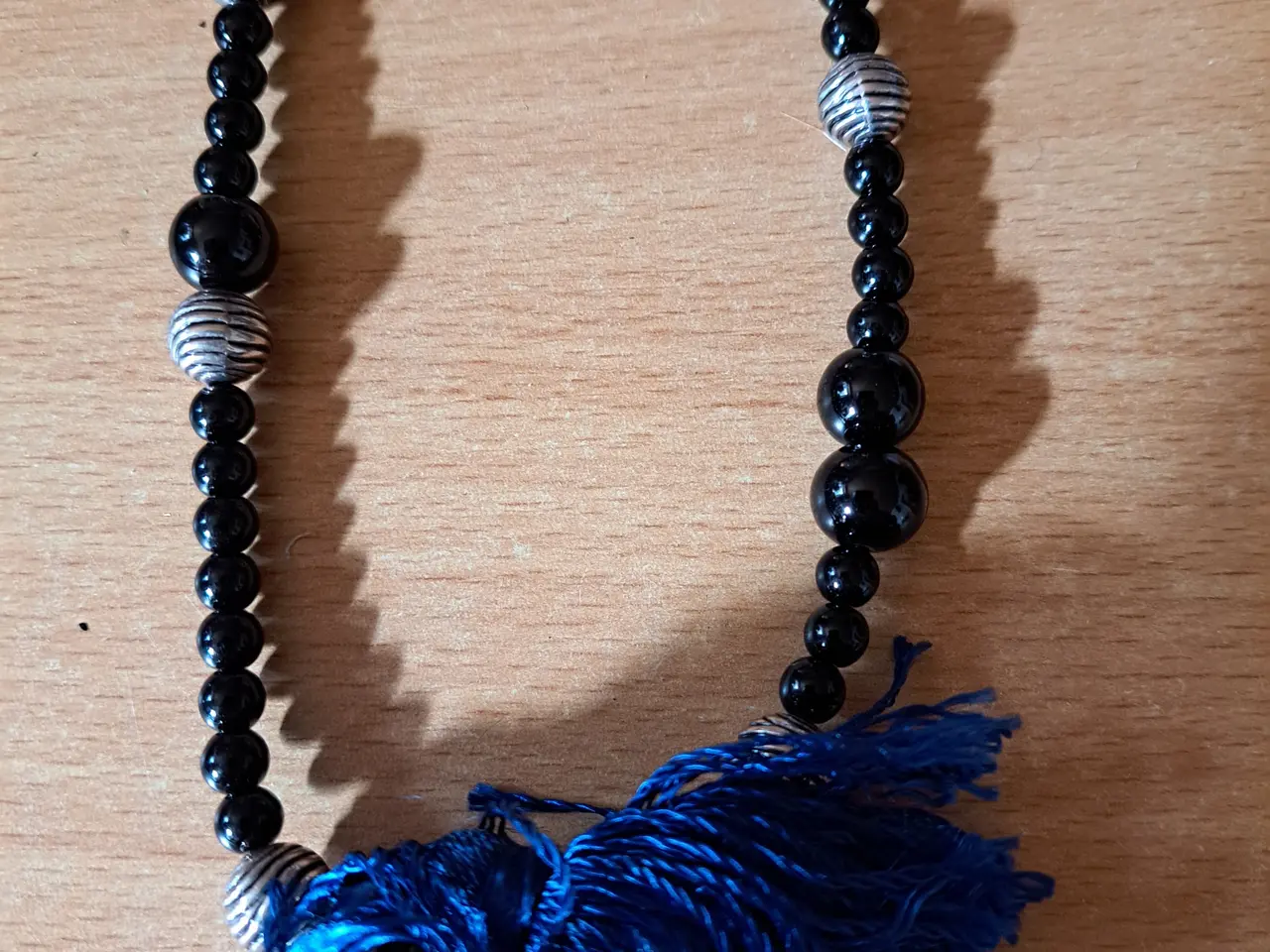 Billede 3 - Halskæde mærket Stella med perler og knast