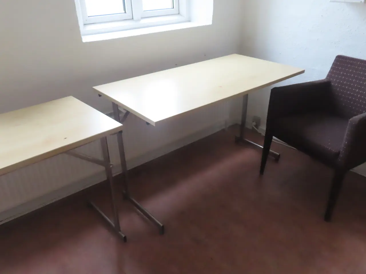 Billede 4 - Indhold på værelse af bord, køjeseng, skab mv.