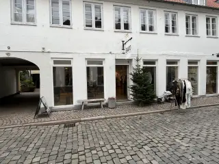 Attraktivt og synligt butikslokale midt i Latinerkvarteret