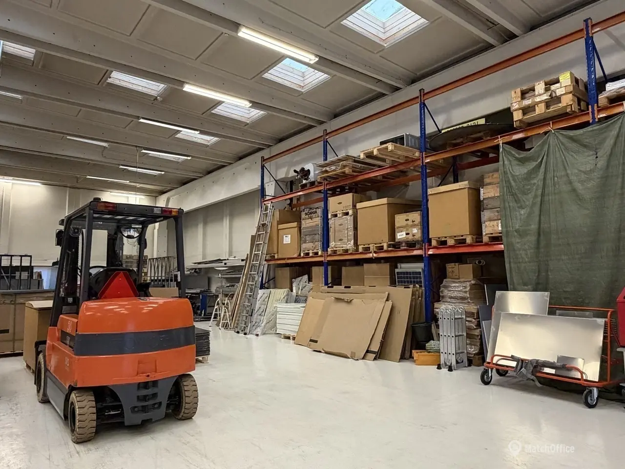 Billede 2 - 813 m² højloftet lagerhal på indhegnet grund