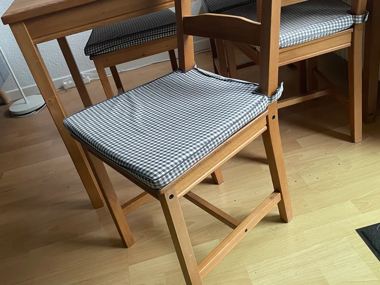 Billede 3 - Mindre spisebord med 4 stole