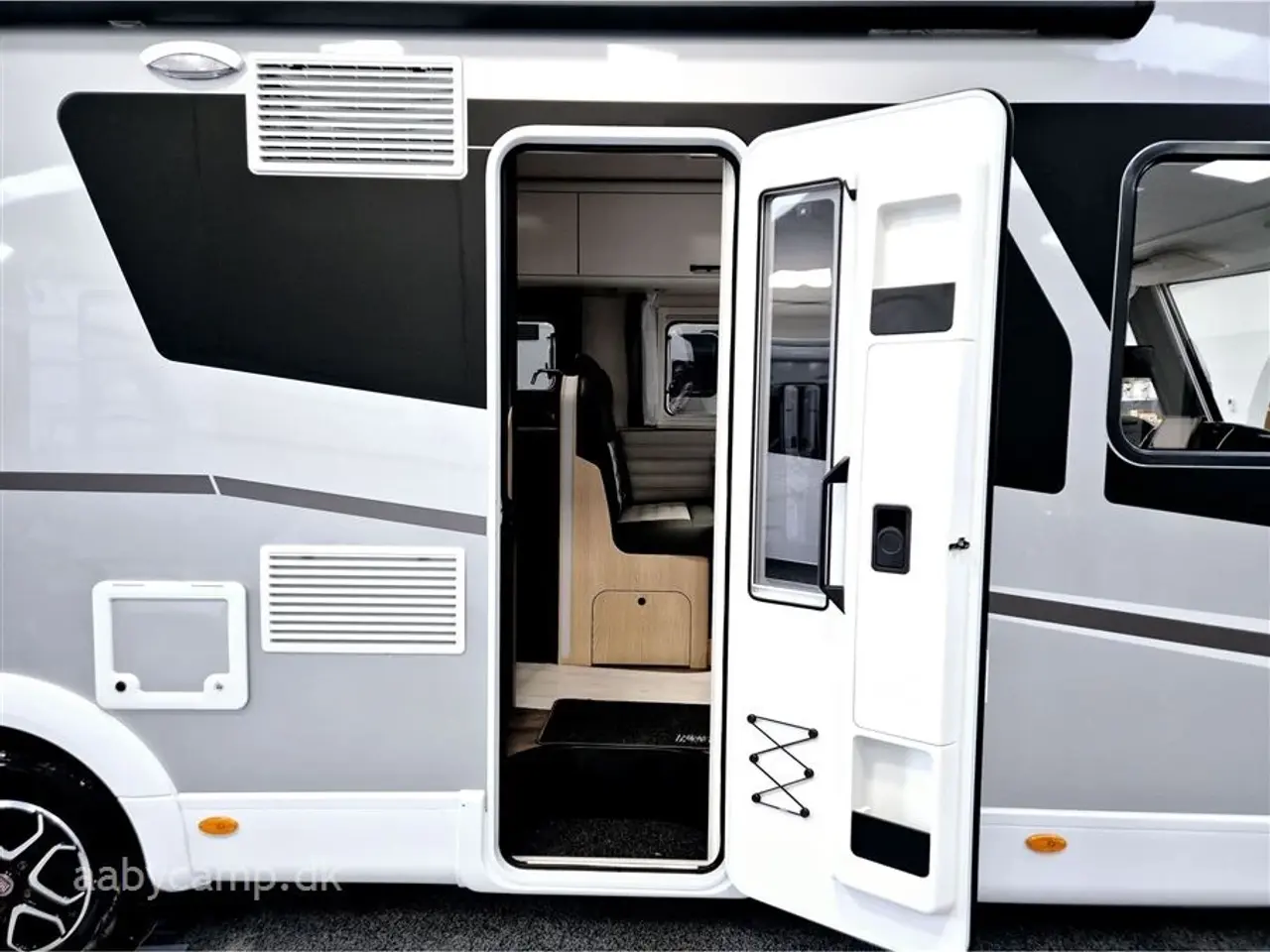 Billede 5 - 2024 - SunLight I 69 L Adv. Edition Aut. gear   Automatgear. markise. batteri. Queensbed. p-sensor for og bag. Bemærk Kun 8000 Km!!!