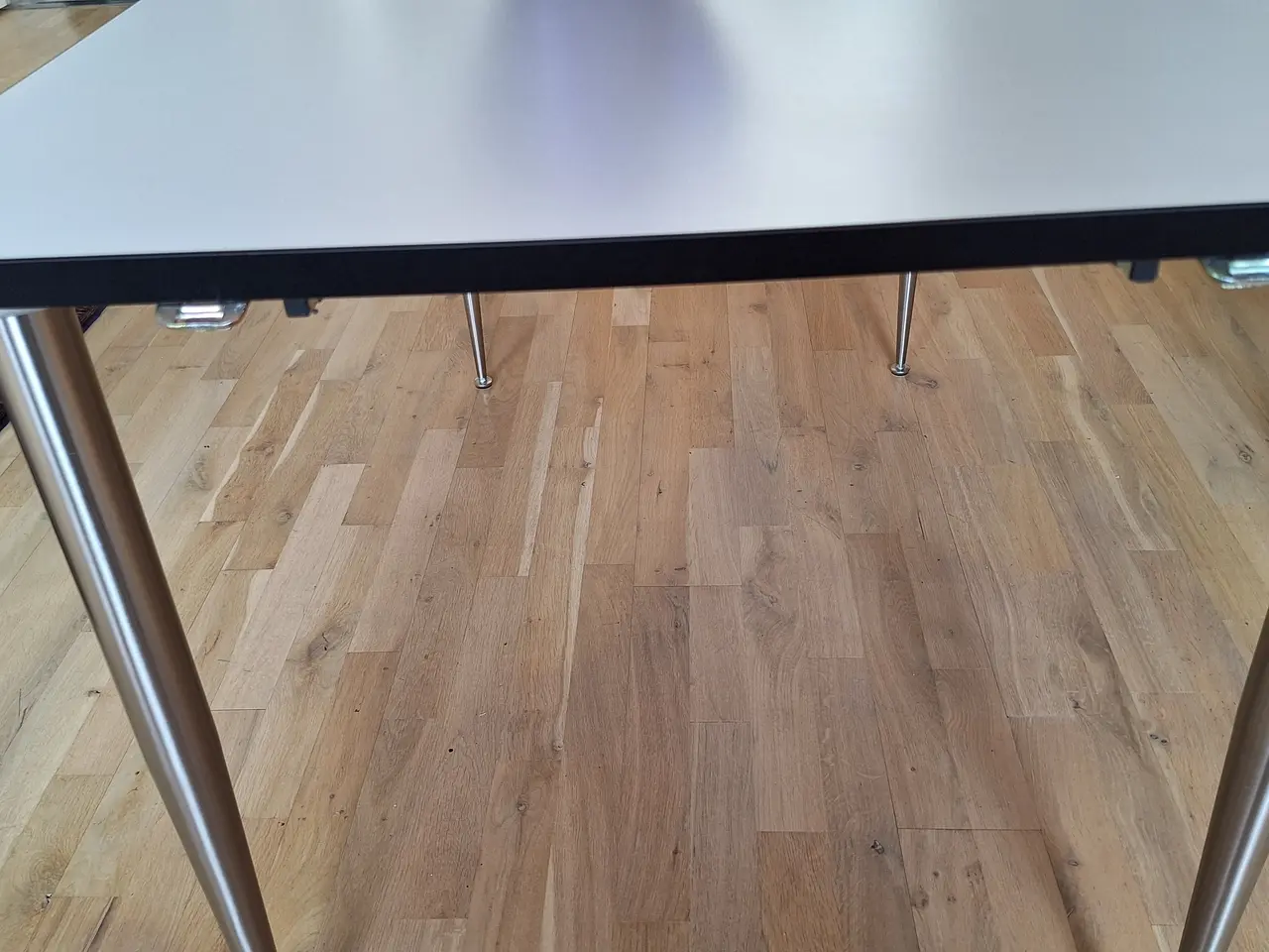 Billede 3 - Spisebord i hvid laminat