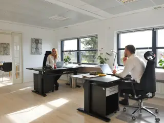 Flerbrugerejendom m. kantine. reception og gratis parkering