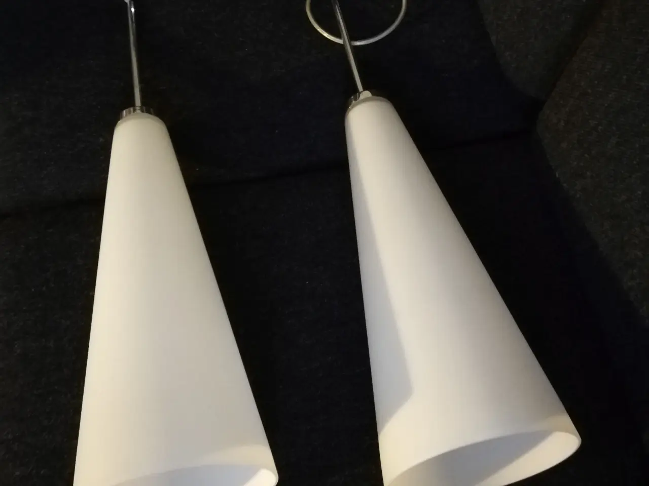 Billede 2 - Hængelampe med 2 mælkehvide glasskærme.