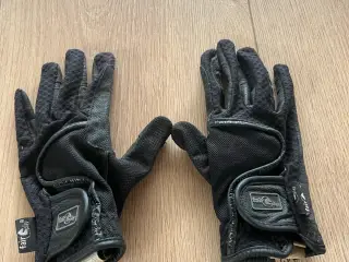 Ridehansker gives væk