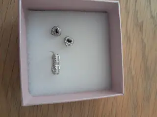 Sælger, dette hvidgulds smykkesæt. Med diamanter
