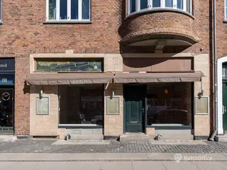 UDLEJES: Butik med stort facadeparti. åben planløsning og mulighed for trappeleje