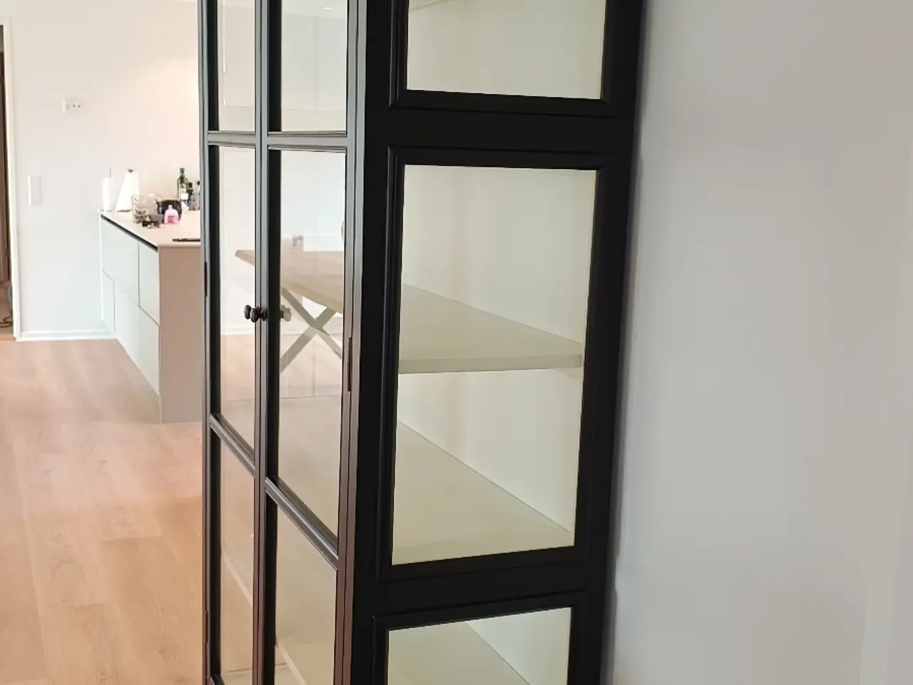 Billede 3 - Sort Vitrineskab - 212x112x44 cm - Sort/Hvid