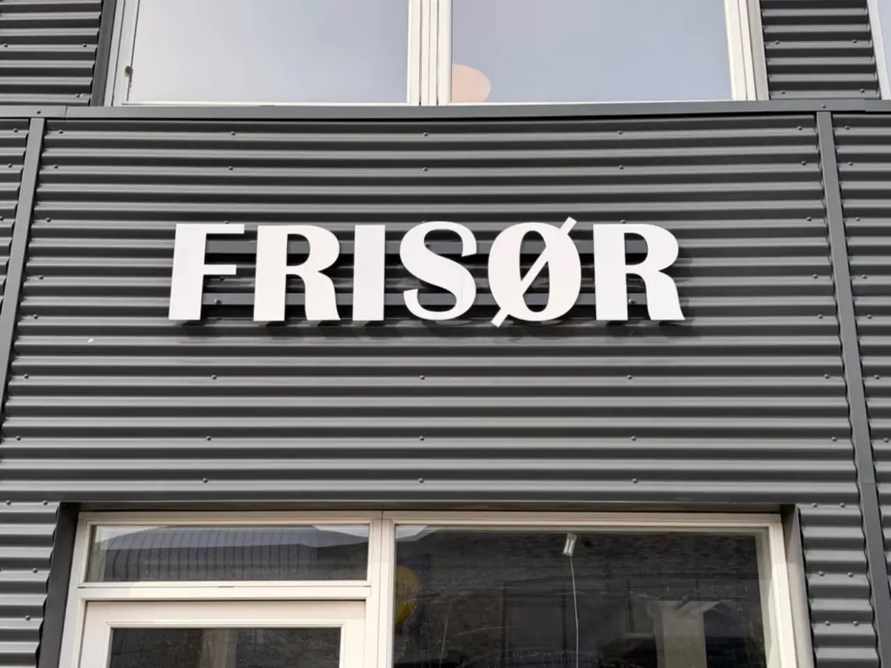 Billede 1 - Frisørskilt i hvide bogstaver til facade