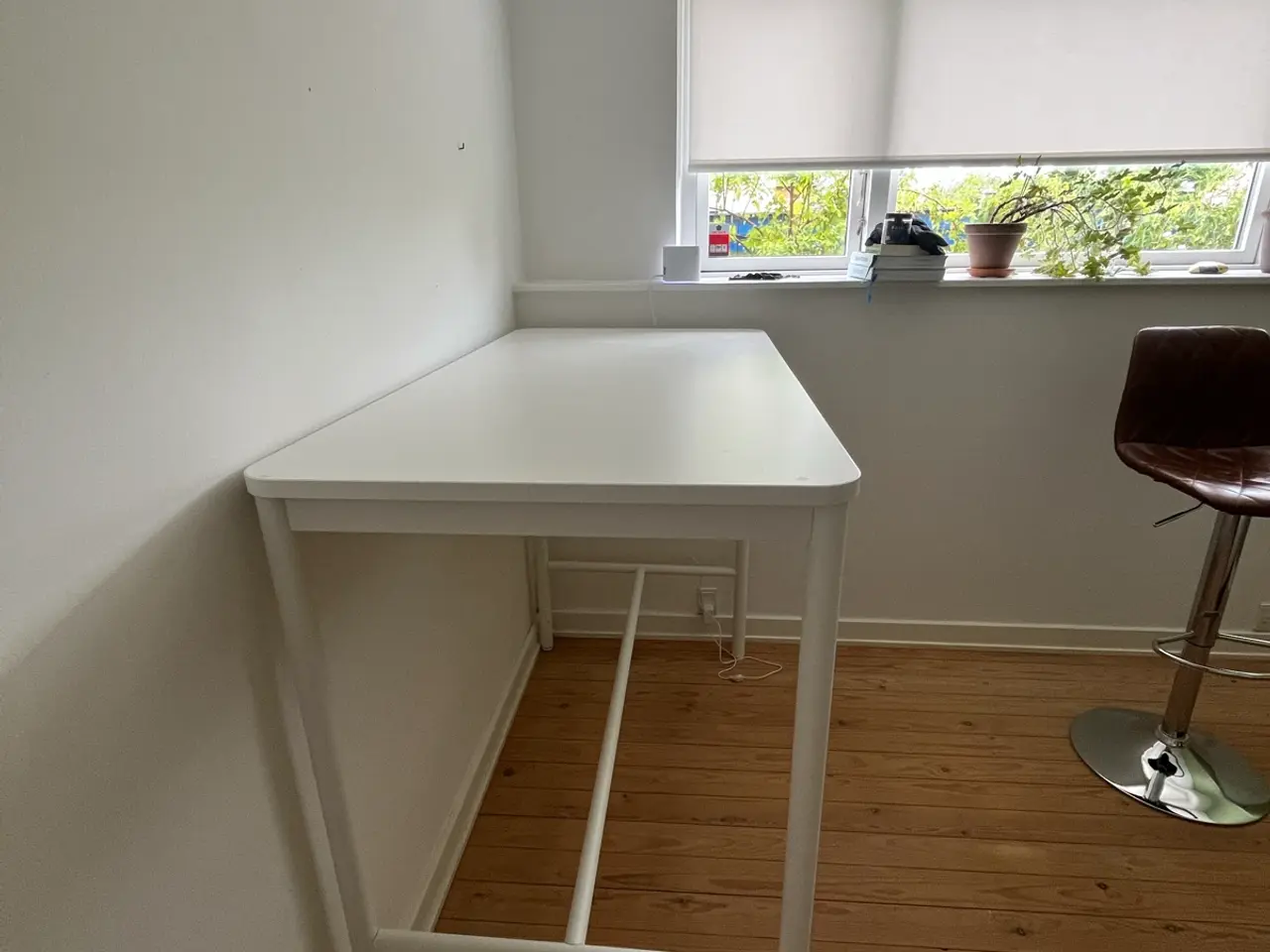 Billede 3 - Højt skrivebord med stol