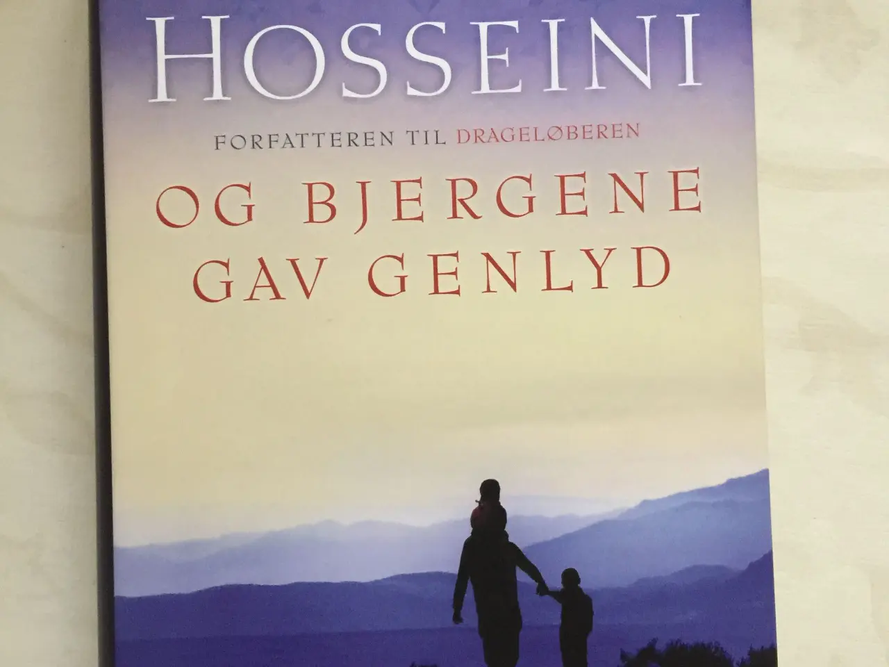 Billede 1 - Roman: og bjergene gav genlyd
