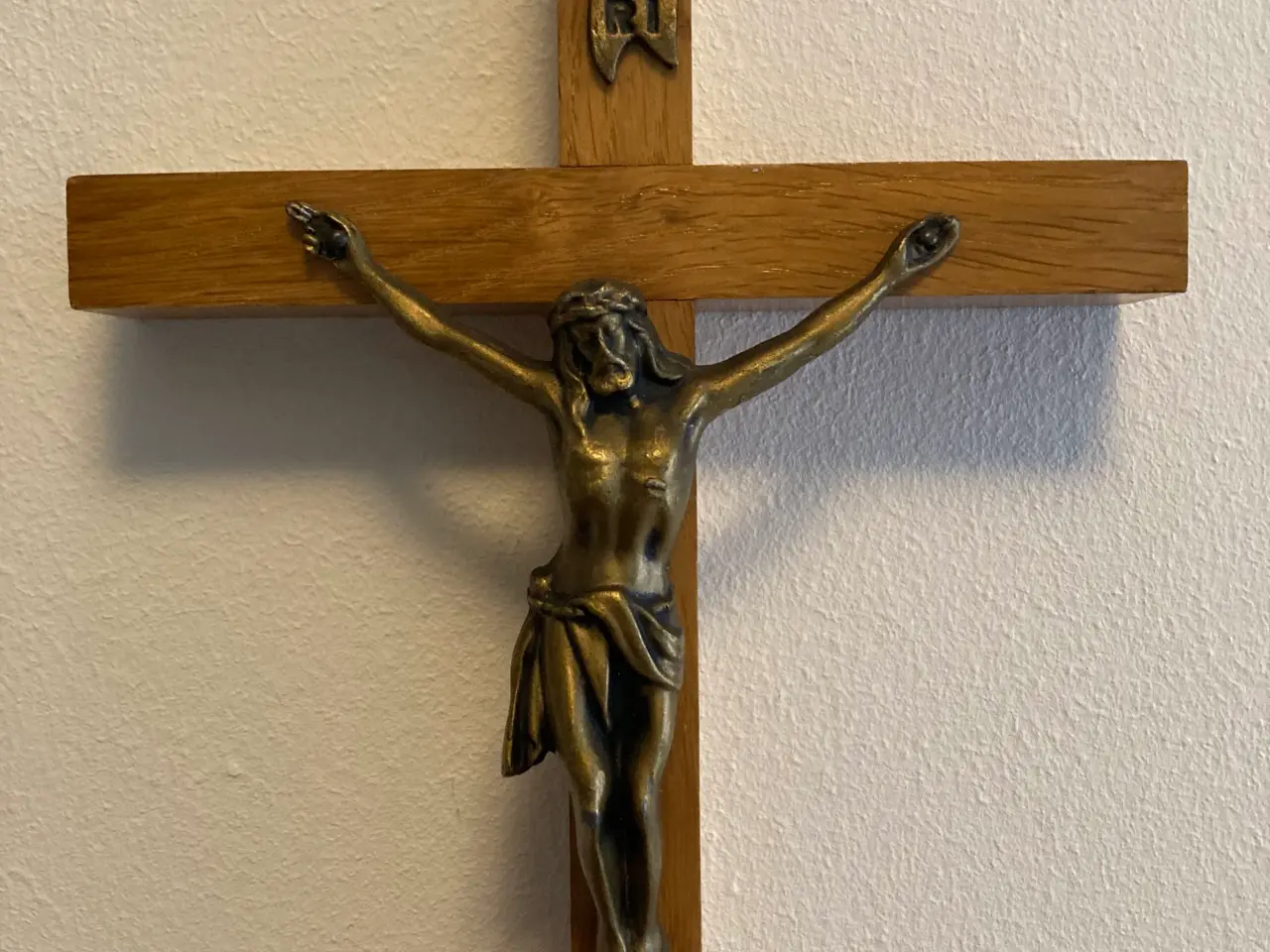 Billede 1 - Ældre krucifiks med Jesus-figur i træ og metal.