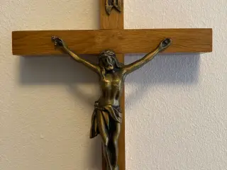 Ældre krucifiks med Jesus-figur i træ og metal.