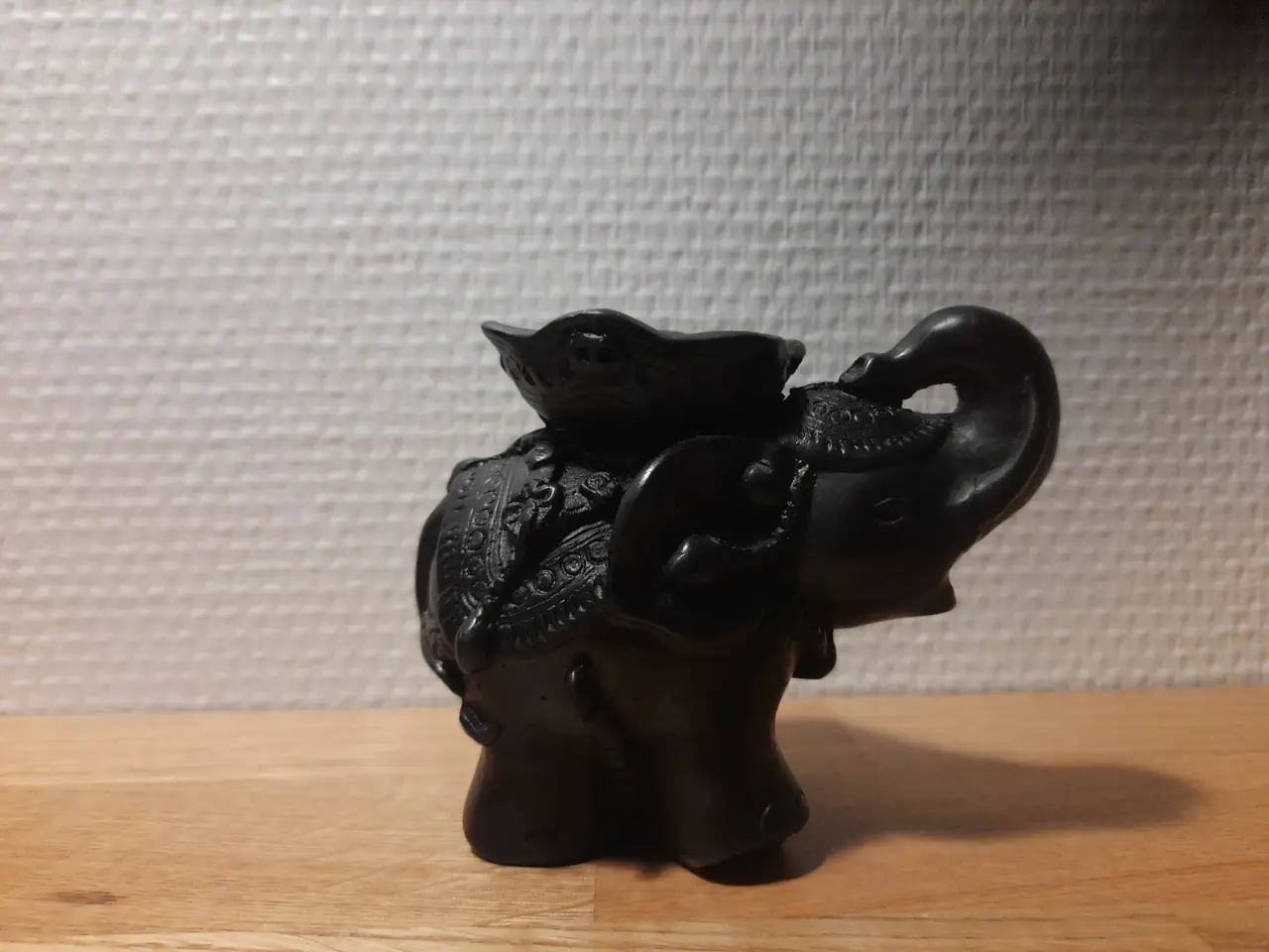 Billede 1 - Flot elefantfigur – flot dekoreret ( ca 8 cm)
