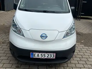 Nissan e-nv 200 på hvide plader 