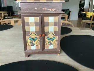 Gl. dukkeklædeskab