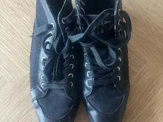 Sorte sneakers fra Sneaky Steve