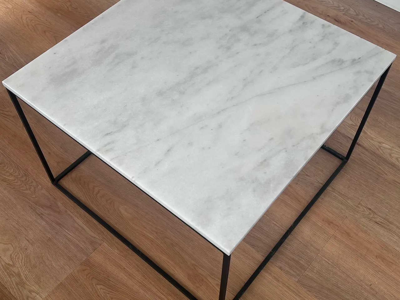 Billede 3 - Sofabord med marmor bordplade og sort metal stel