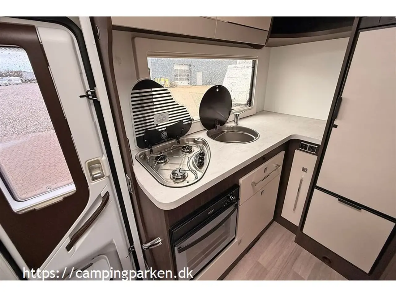 Billede 9 - 2021 - Benimar   Kort autocamper med stor siddegruppe, totallængde kun 5,99 m.