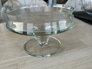 Glas bordskål på fod