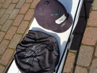 swing pro air hjelm og en pisk