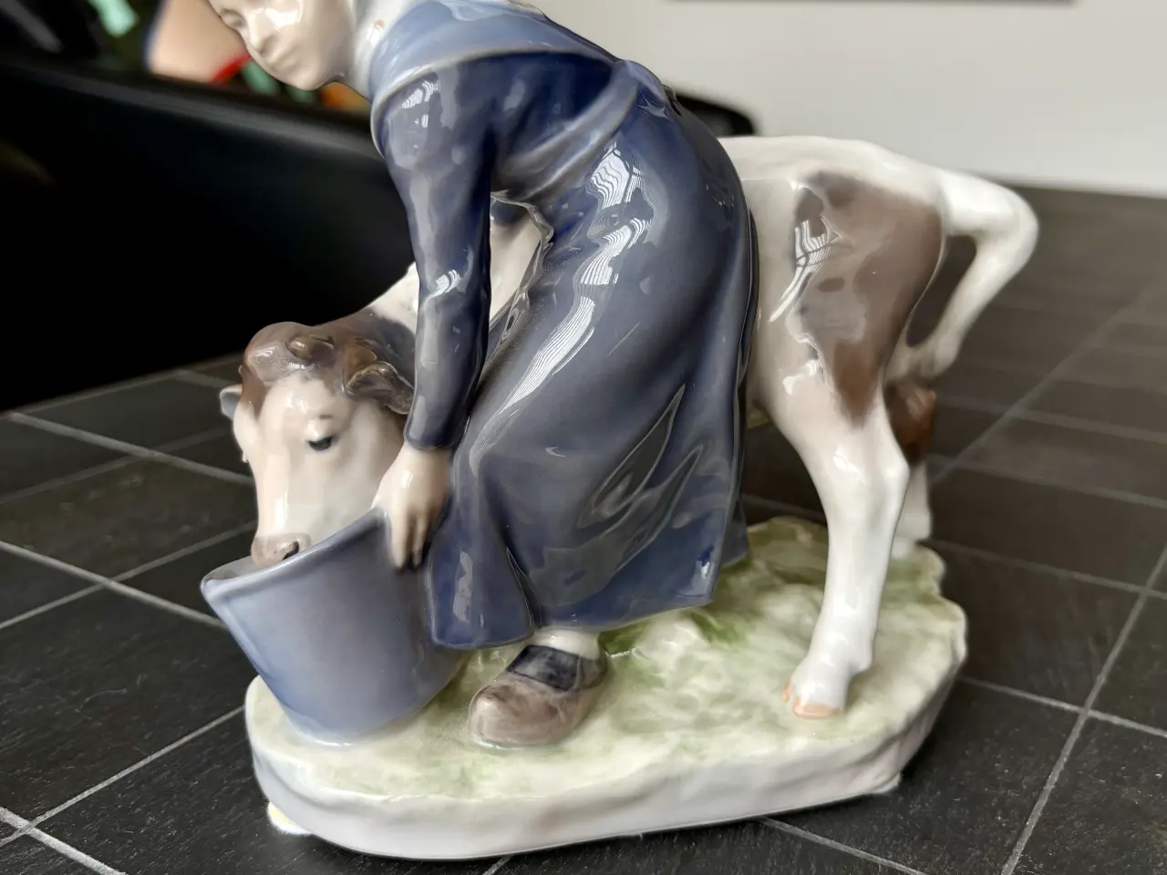 Billede 2 - Pige med kalv. Royal Copenhagen figur nr. 779