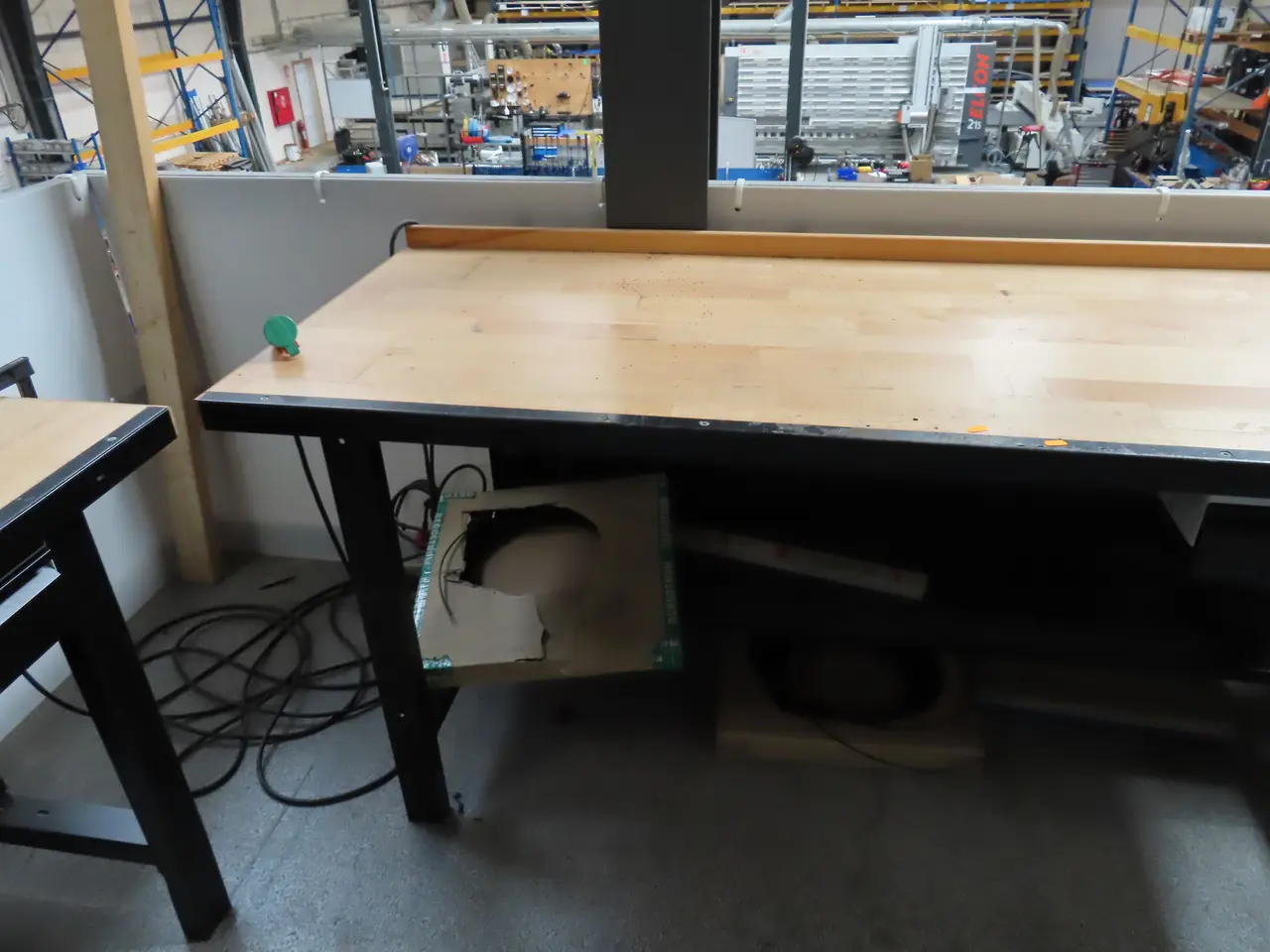 Billede 2 - Arbejdsbord med indhold