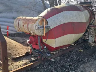 Liebherr HTM 704 Betontromle på lad