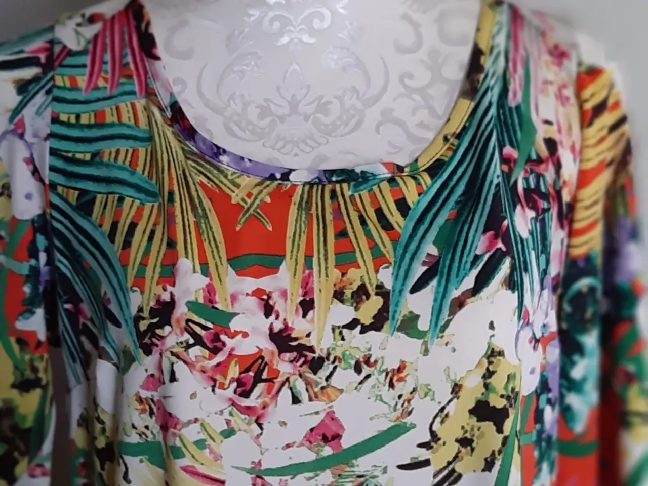 Billede 2 - kjole Fancy tropisk print- i 2XL. (42/44)